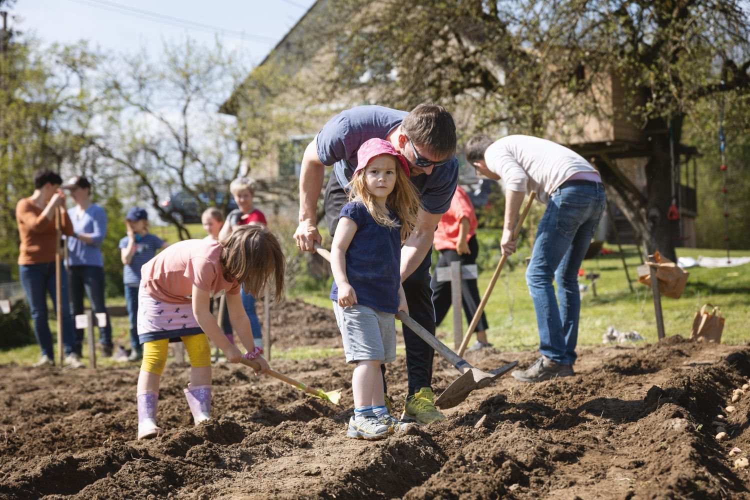 Zu sehen ist: eine Gruppe von Kindern beim Gärtnern