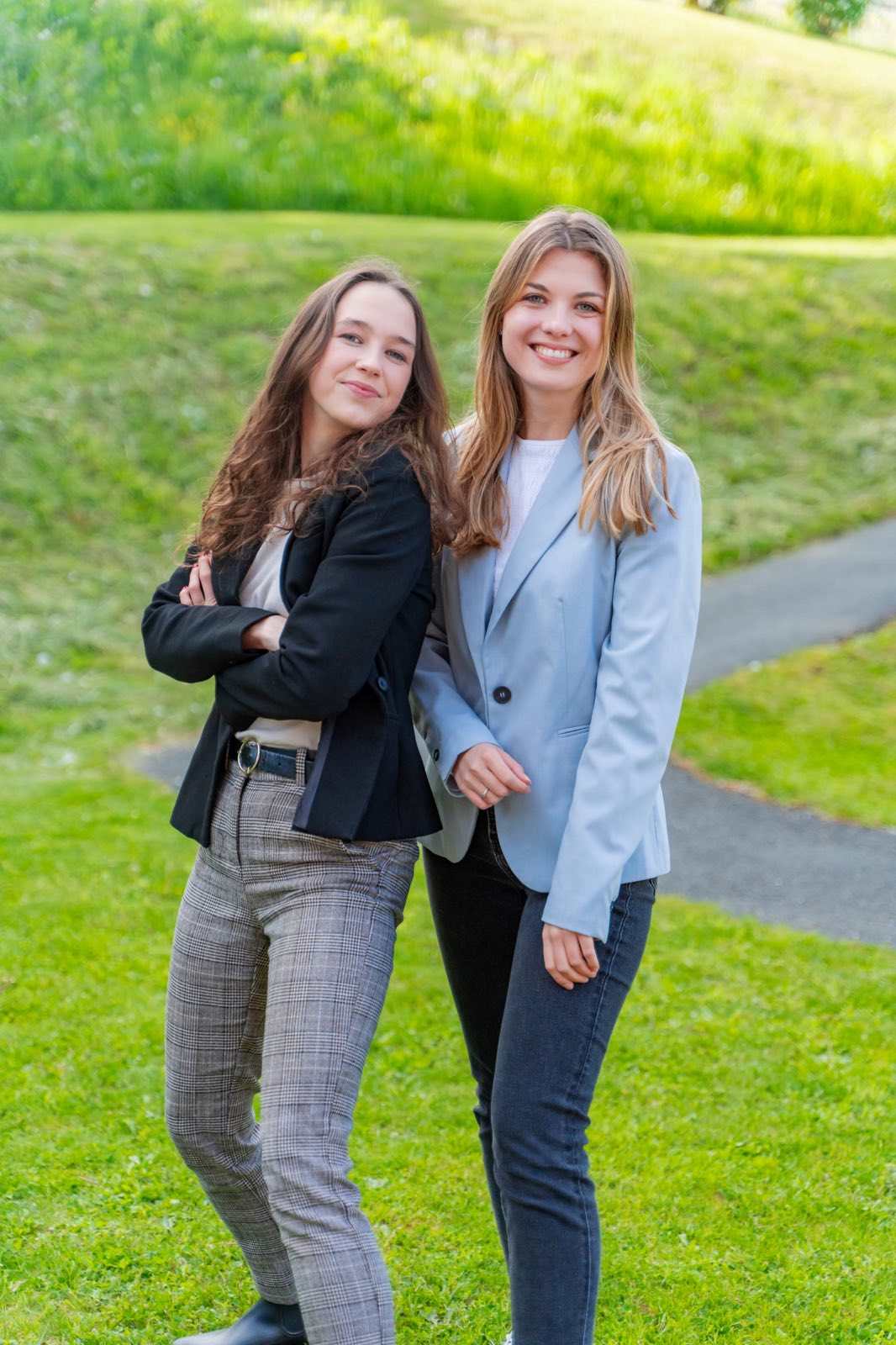 Zu sehen sind: Lena Schilling und Anna Binder auf einer grünen Wiese