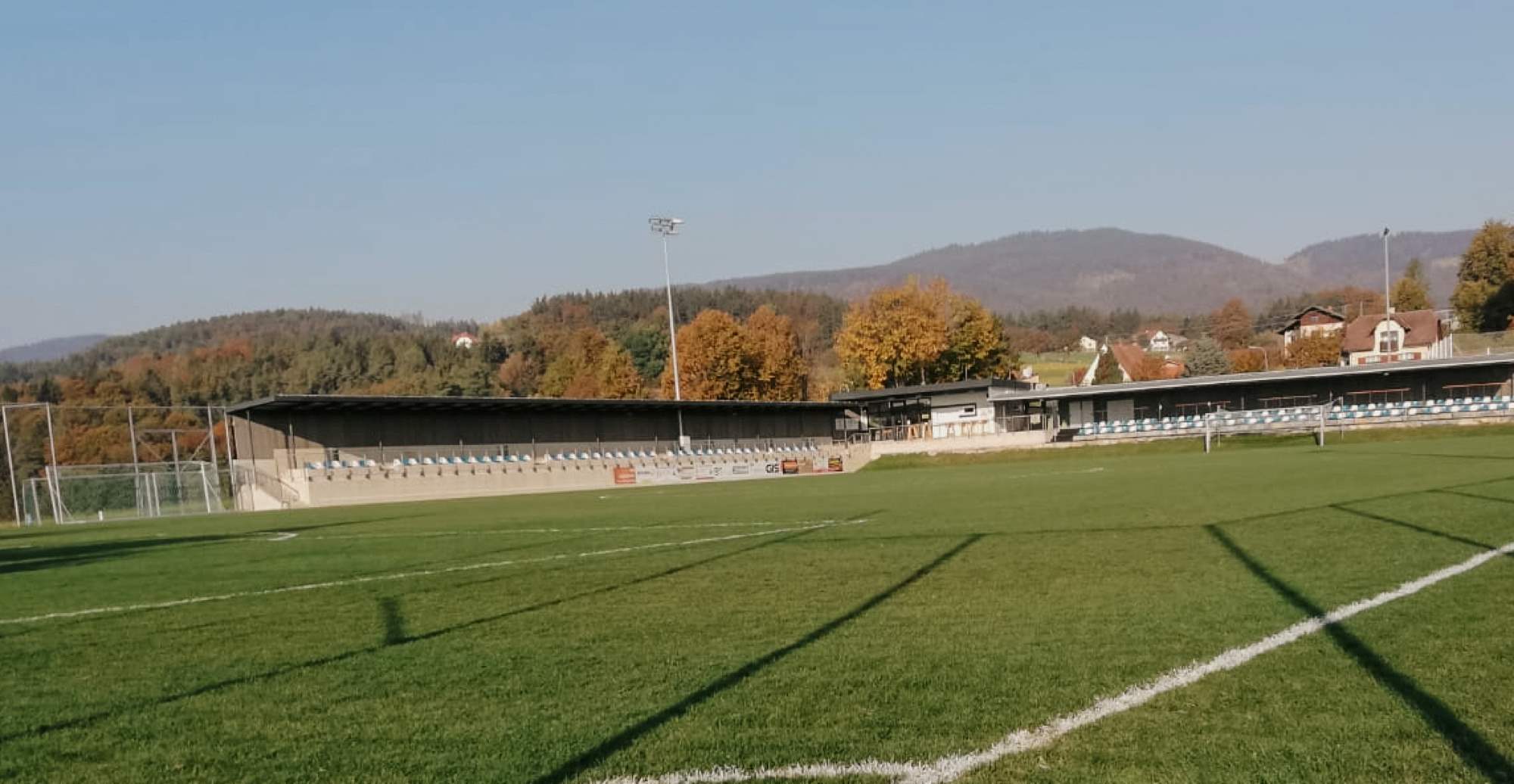 Zu sehen ist: Das Sportstadion in Gutenberg