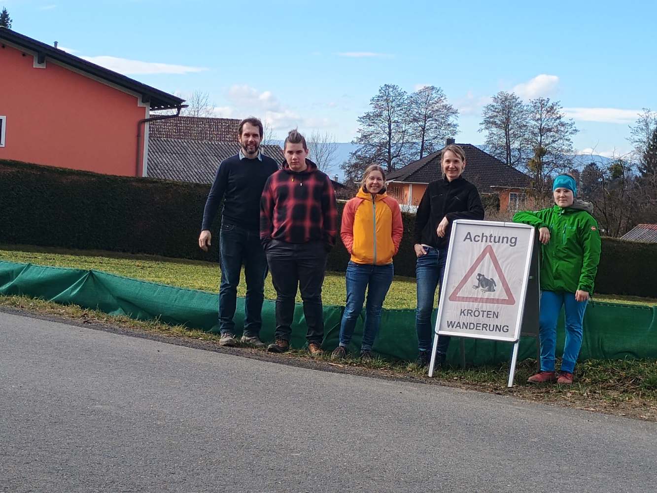 Zu sehen sind: fünf Personen mit einem Schild: Achtung Krötenwanderung