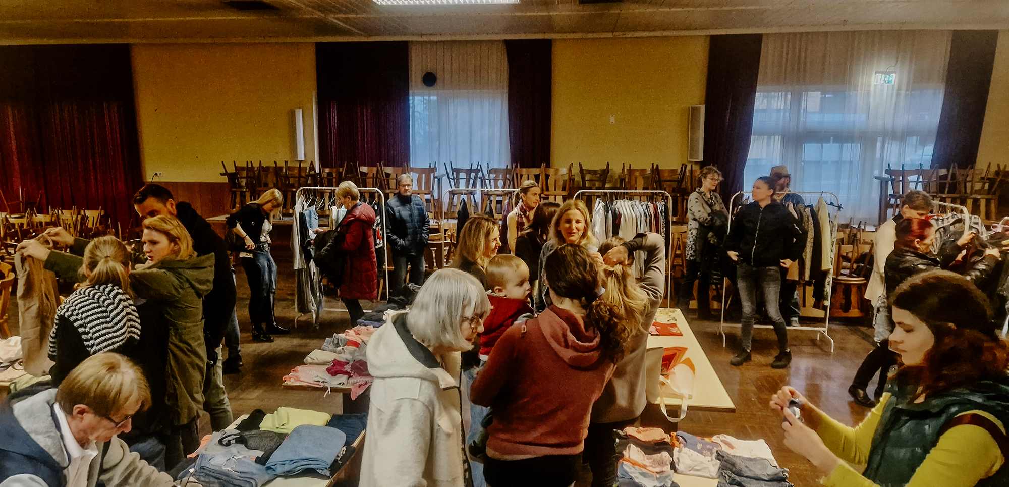 Zu sehen ist: ein Kleidertauschmarkt