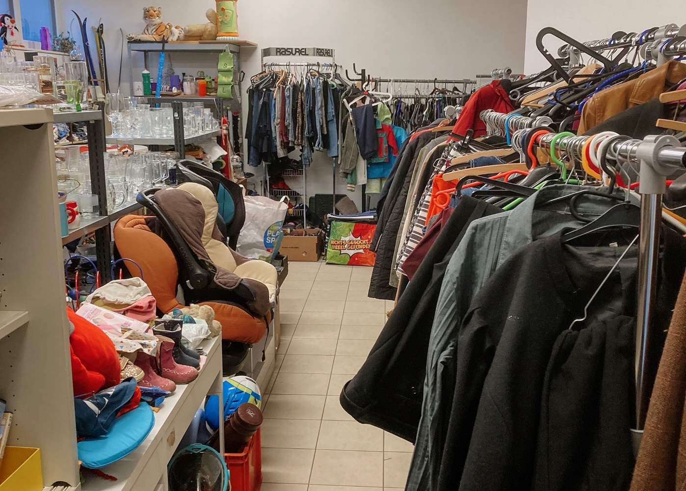Zu sehen ist: ein Kostnix Laden