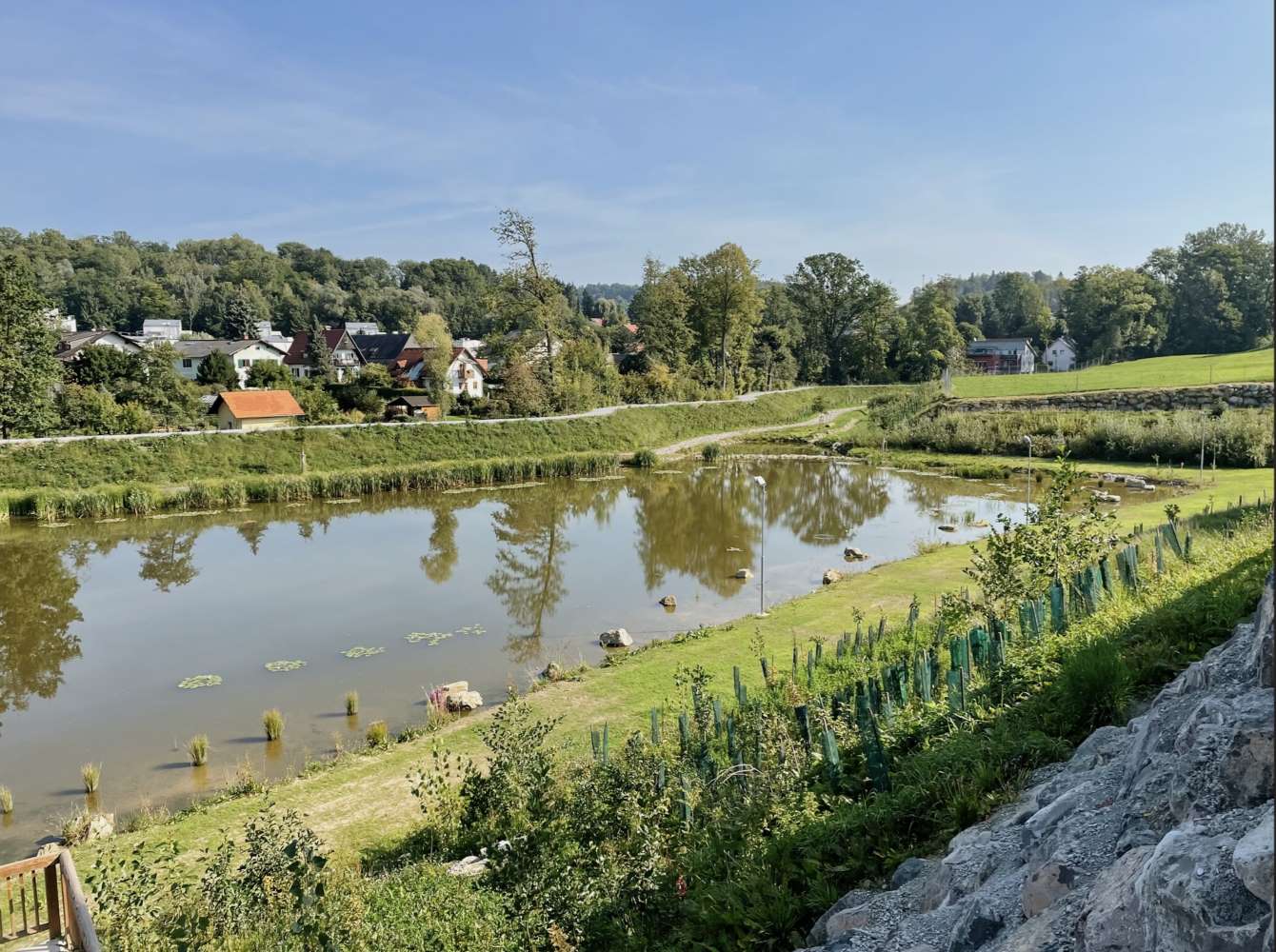 Zu sehen ist: ein Teich