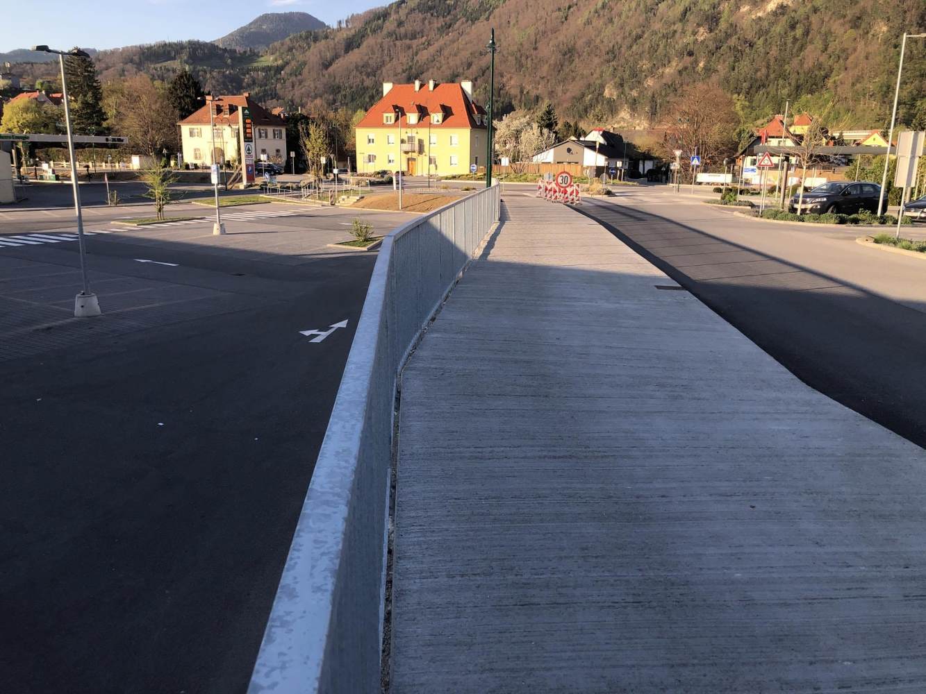 Zu sehen ist: ein Fahrradweg und eine Straße in Frohnleiten