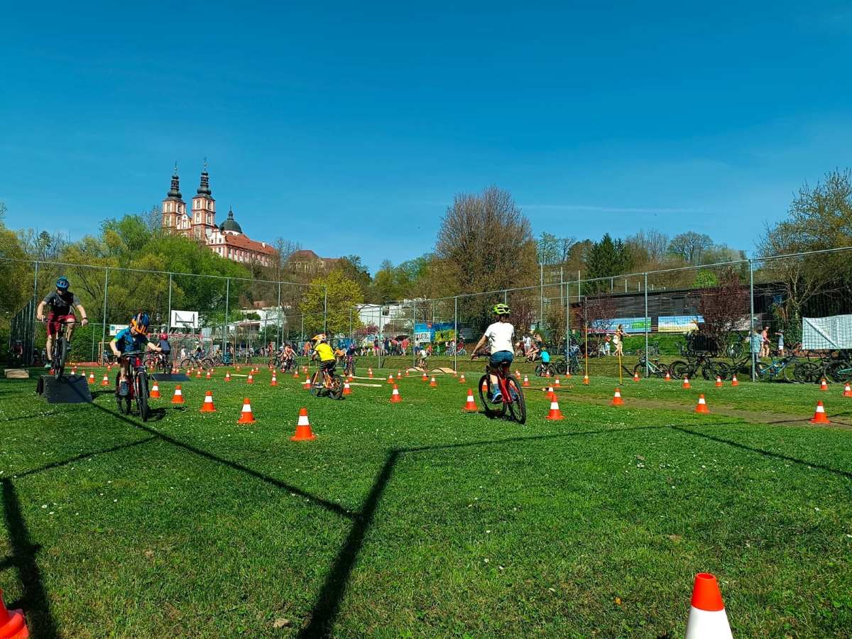 Zu sehen ist: ein Fahrradparkour auf einer grönen Wiese in Mariatrost